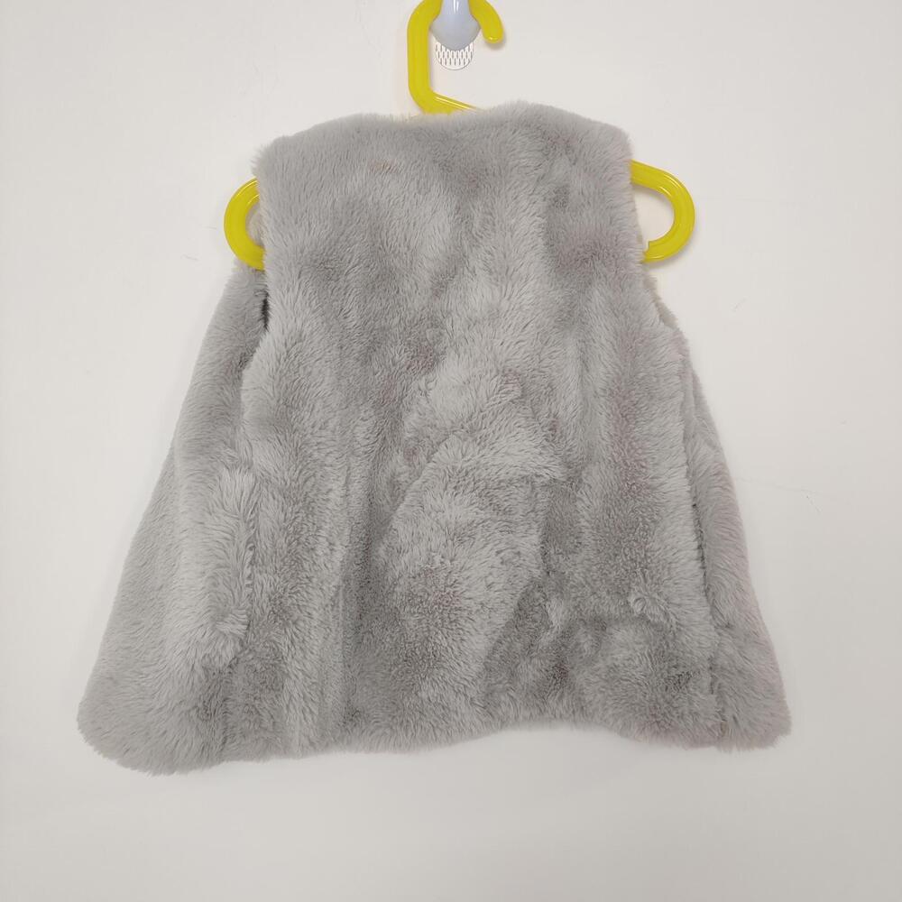 M&S Girl's Faux Fur Vest in Silver Gray Size 5 6 Years - Picture 4 of 6
